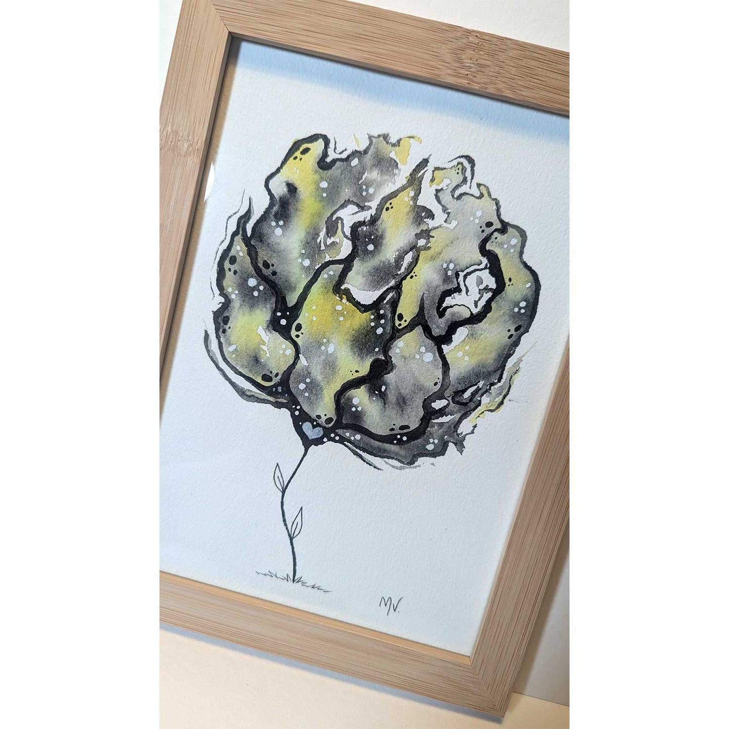 Illustration af abstrakt blomst i gul og sort, dansk design maleri til plakater til børneværelset og børn.