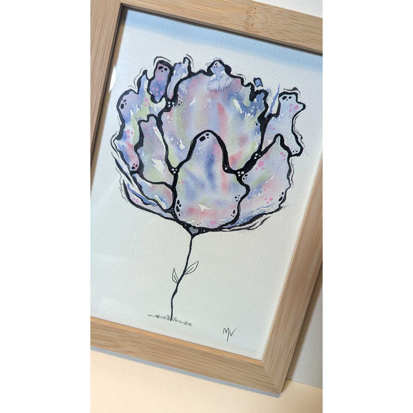 Illustration af abstrakt blomst med bløde pastelfarver i træramme, dansk design maleri til plakater til børneværelset.