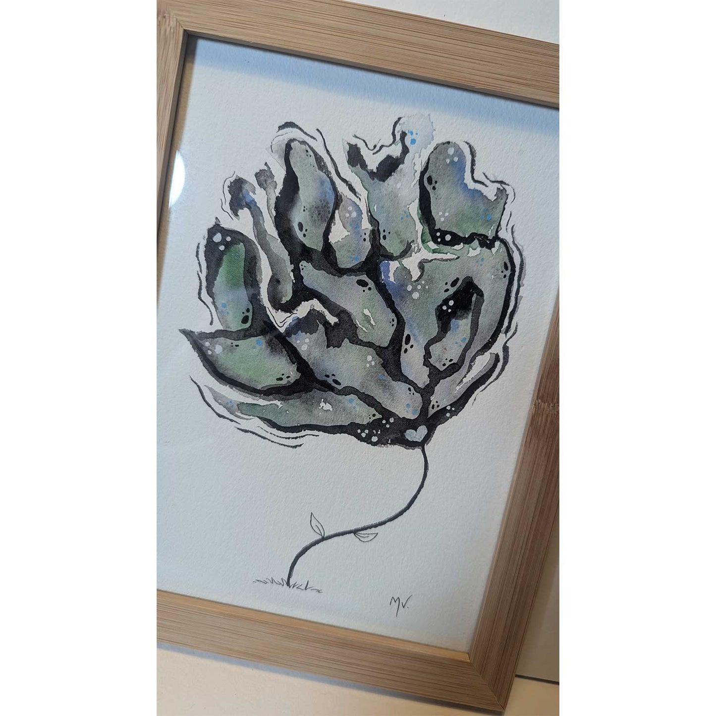 Illustration af abstrakt blad i bløde grønne og grå nuancer, dansk design plakat til børneværelset.