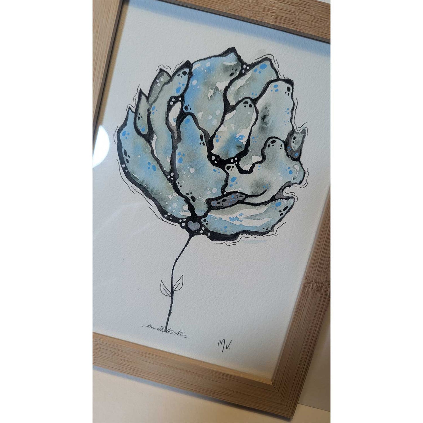Illustration af abstrakt blomst i blå og sorte toner, dansk design plakat til børneværelset, maleri kunst.