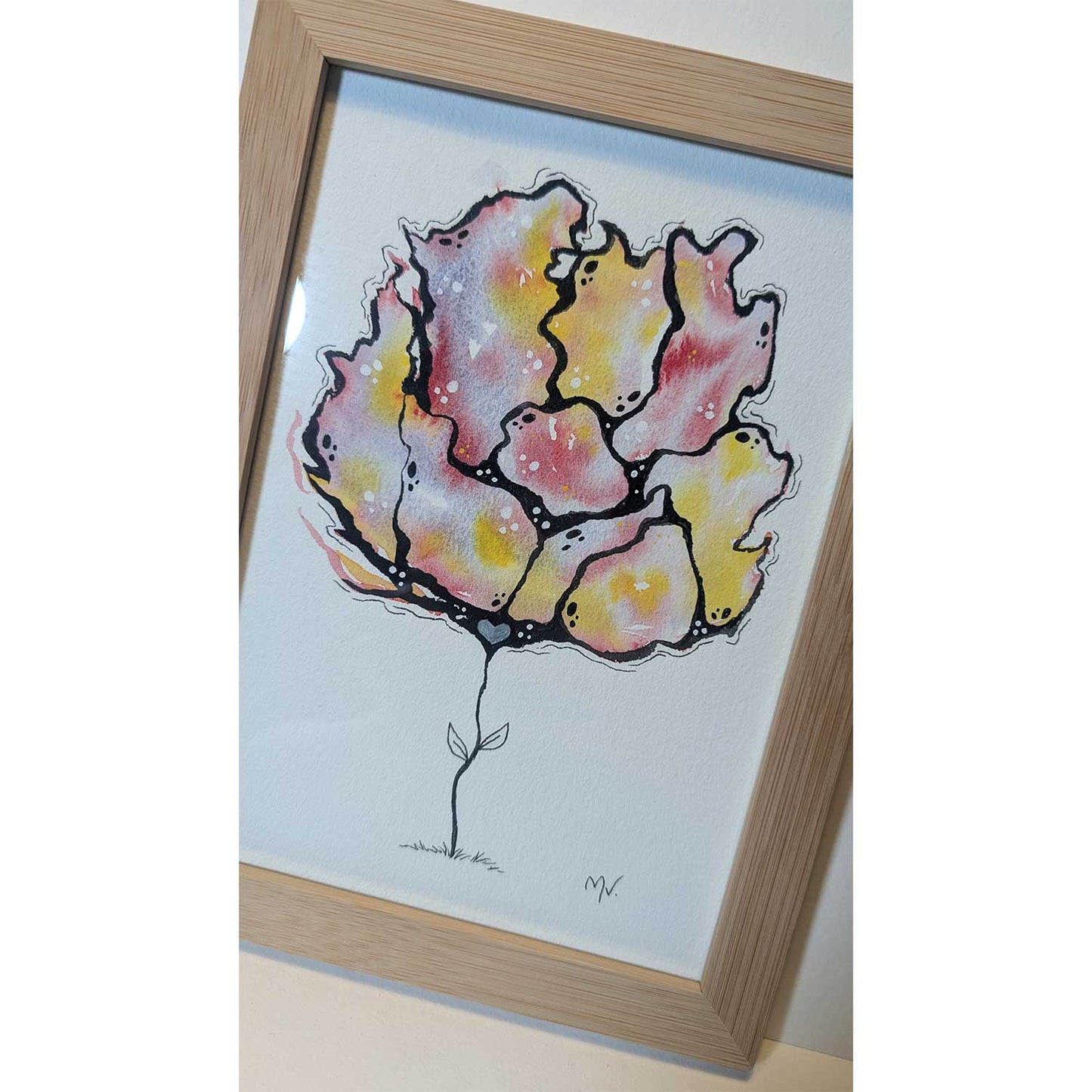 Illustration med abstrakt blomsterdesign i rosa, gult og sort i lyst træramme, dansk design kunst til børneværelset.