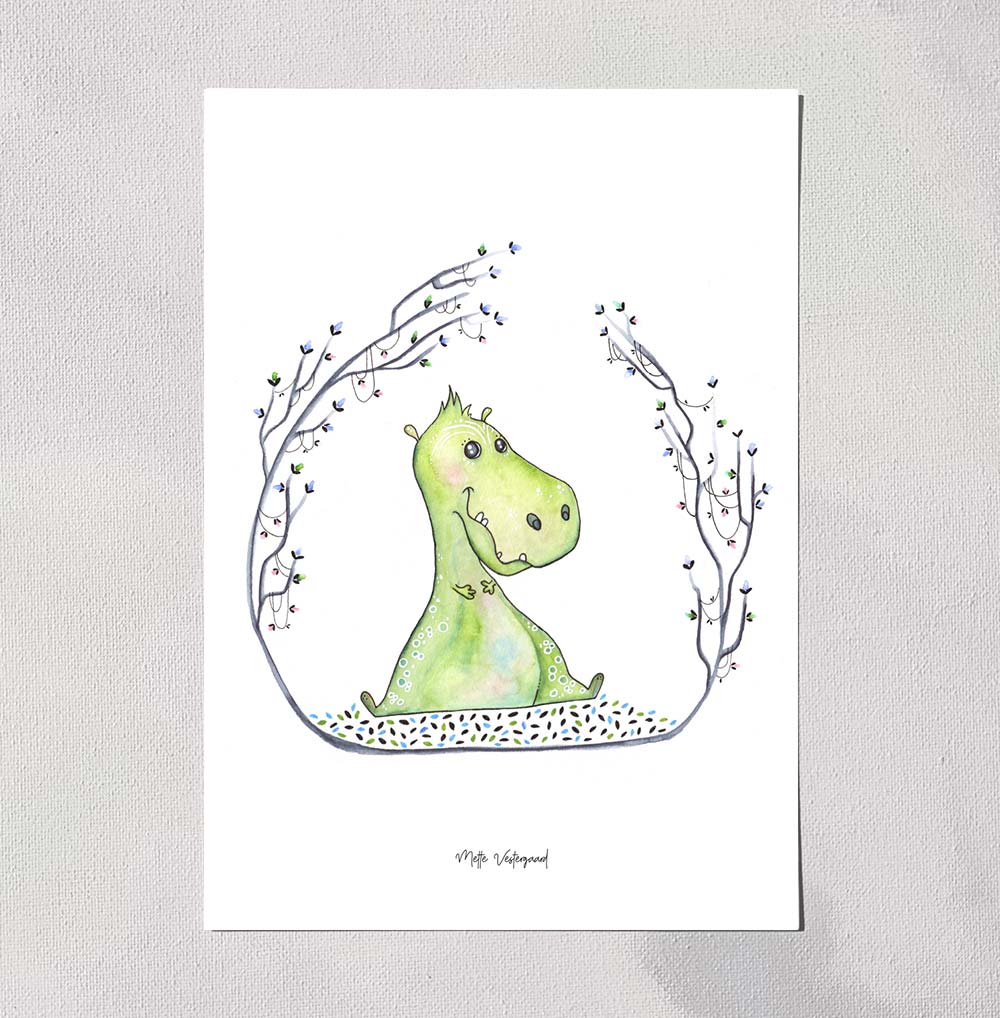 A5 kort med illustration af grøn dinosaurus omgivet af fine blomster i dansk design, perfekt som plakat til børneværelset,.