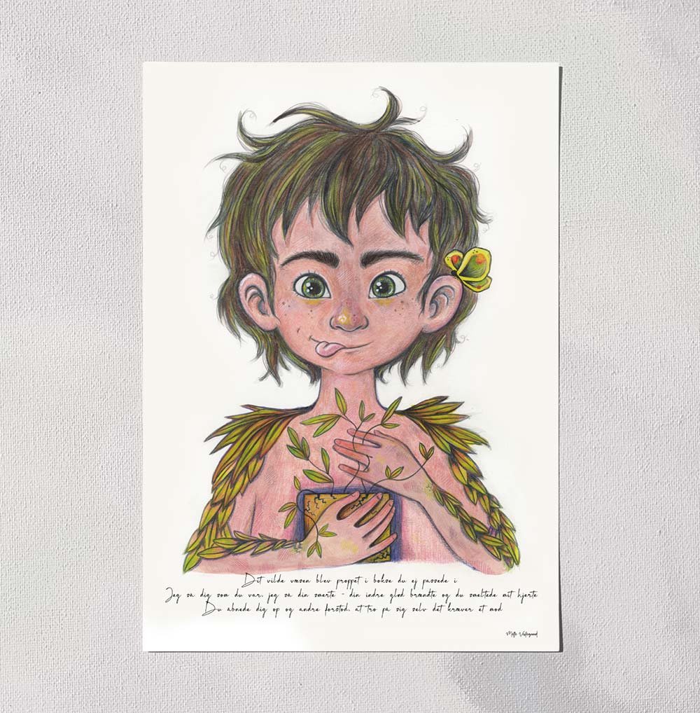 Illustration af fantasifuldt vildt væsen med grønne øjne og gule fjer, dansk design kunst til børneværelset.