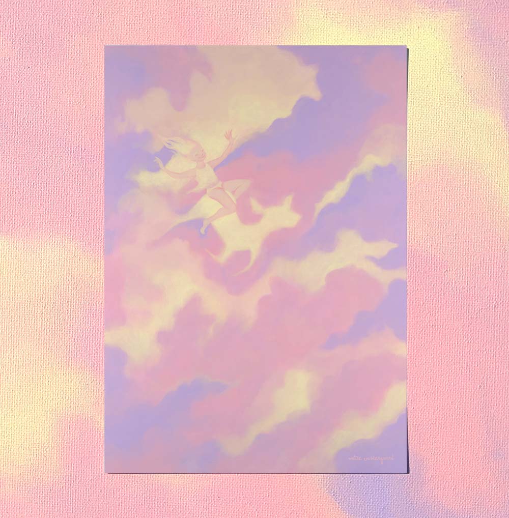 A5 kort med pastelfarvet illustration af skyer i lyserød og lilla, dansk design og kunst til plakater til børneværelset.