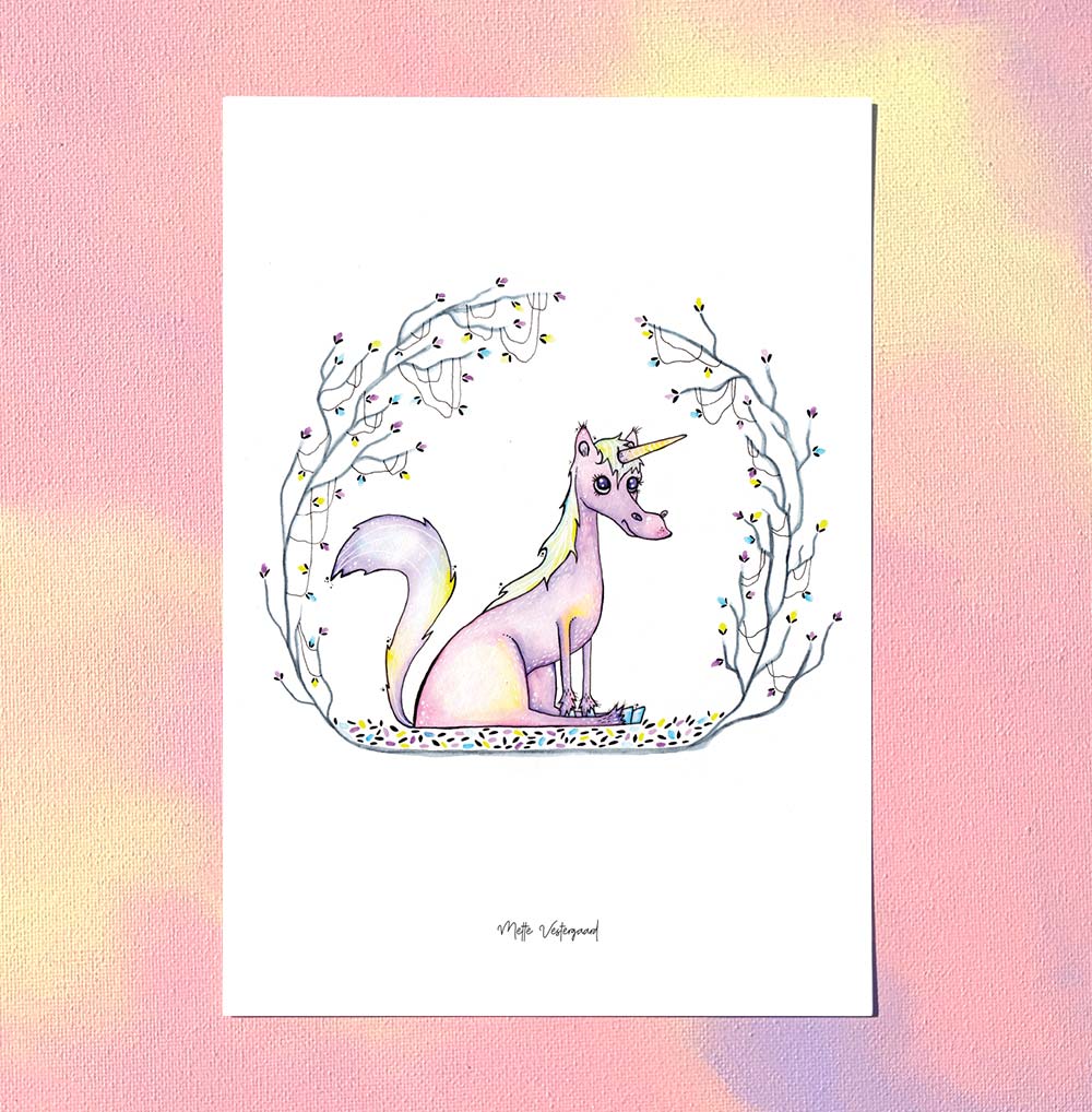 A5 kort med fin illustration af enhjørning i pastel farver, dansk design til plakater til børneværelset, kunst og maleri.