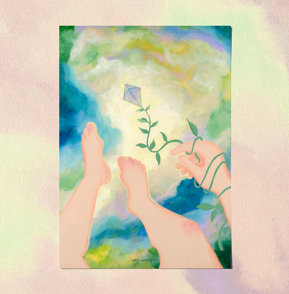 A5 kort med illustration af fødder, hånd og plante mod farverig himmel, dansk design kunst til børneværelset.