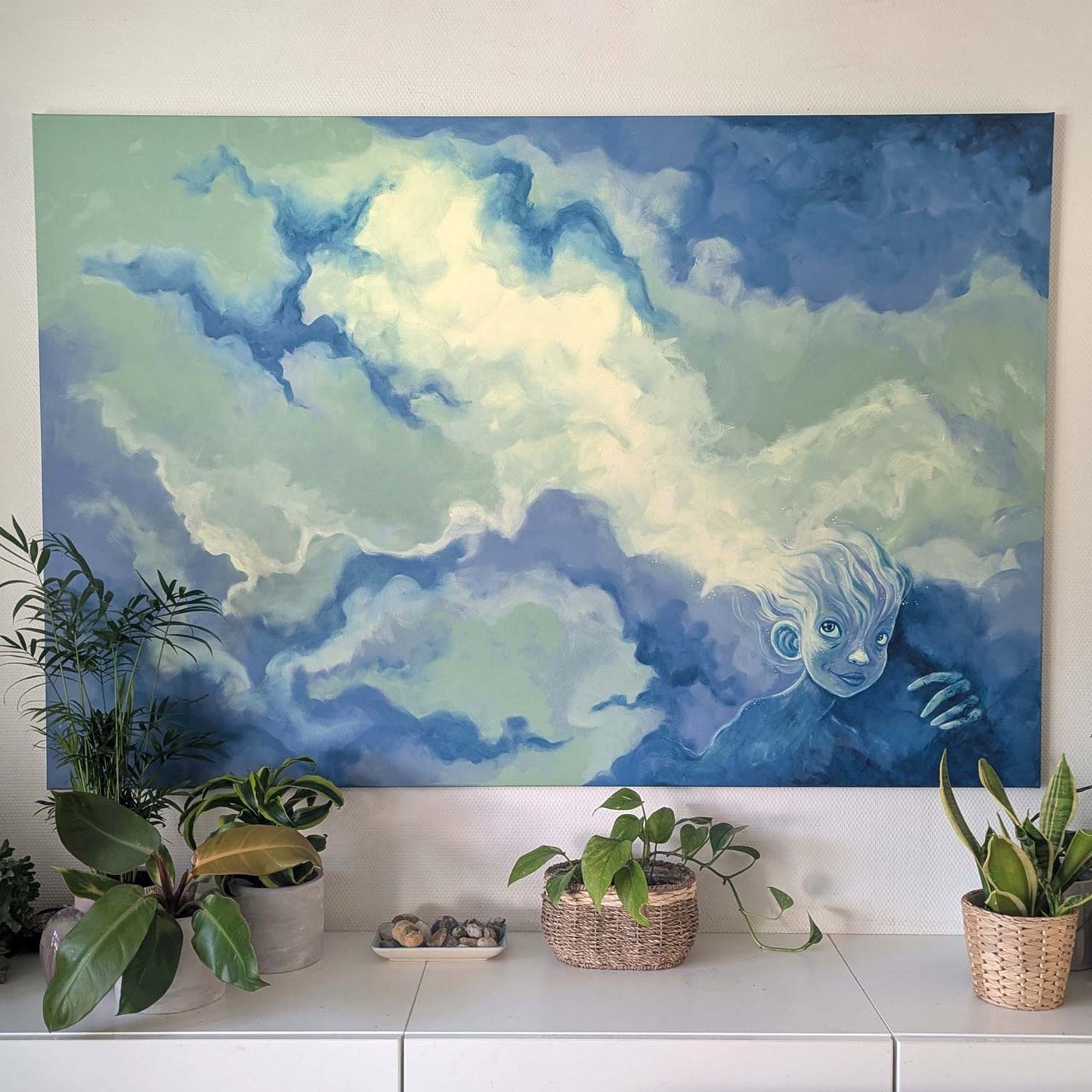 Maleri med blå og hvide skyer, illustration i dansk design til plakater til børneværelset og kunst til børn.