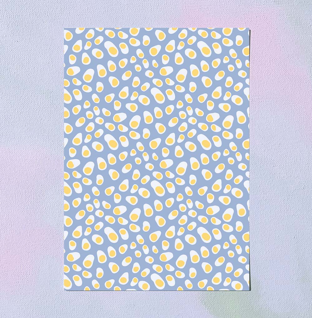 Mønstret papir i A3 med illustration af gule og hvide æg på blå baggrund, dansk design, plakater til børneværelset, kunst og .