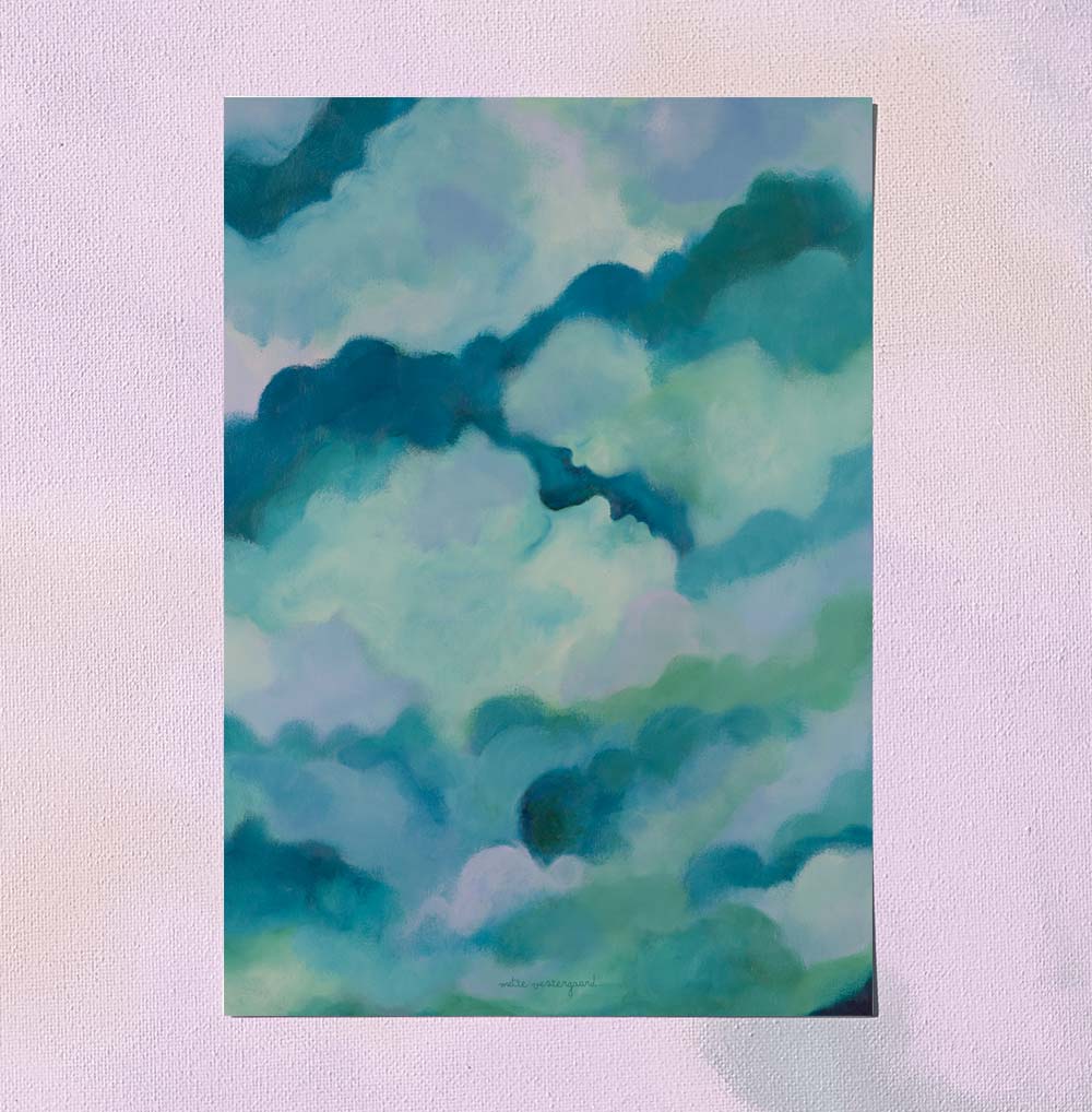 Blåt og grønt abstrakt maleri med bløde skyer, illustration i dansk design til børneværelset.