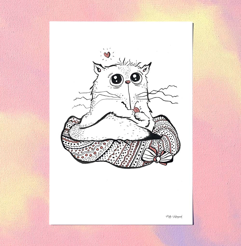 Sort-hvid illustration af kat med stor pude, dansk design, plakater til børneværelset, kunst.