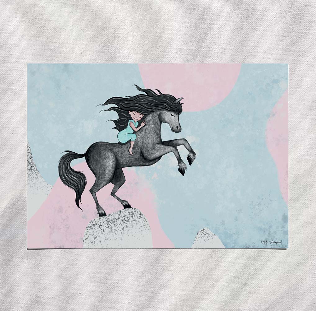 Illustration af pige på sort hest med blå og lyserøde baggrunde, dansk design kunst til børneværelset.