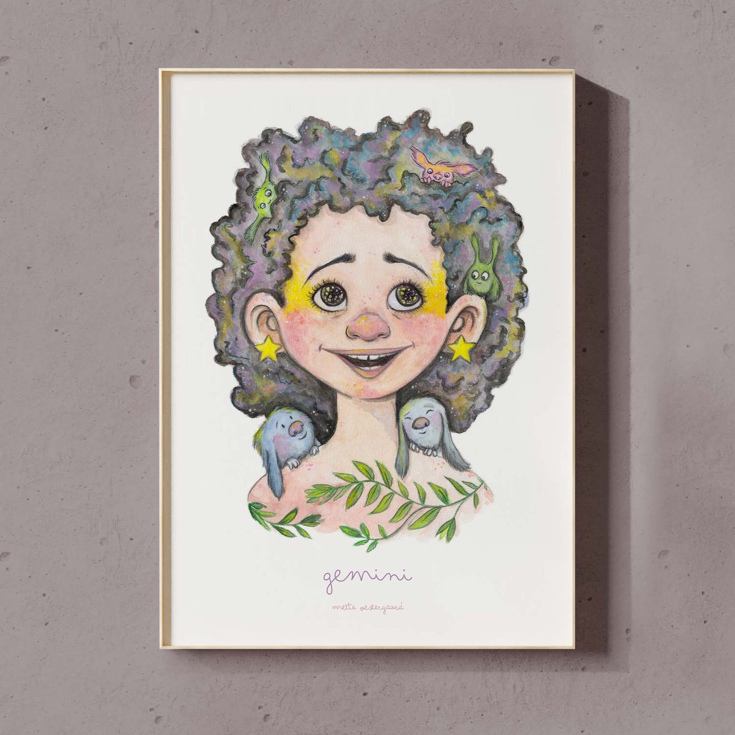 Farverig illustration af pige med krøllet hår, to duer og grønne blade, dansk design plakater til børneværelset, kunstprint.