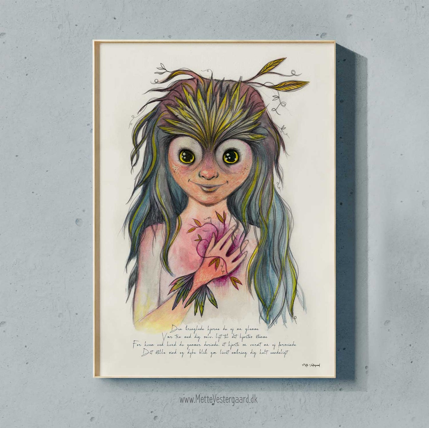 Illustration af en ugle lignende pige med store gule øjne. Under pigen er der et sødt vers der handler om at have en kringlet hjerne. Sød illustration og plakat der har fokus på piger med ADHD, ADD eller autisme.