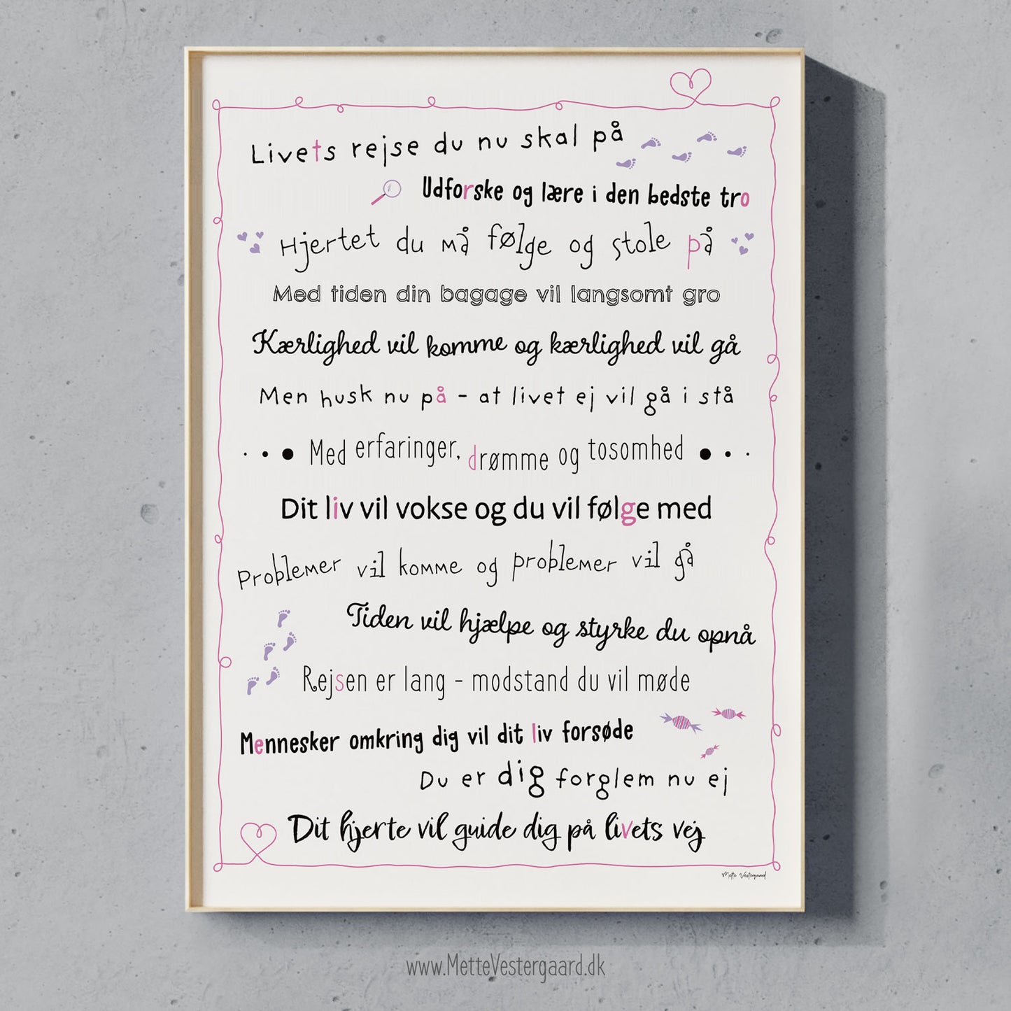 Illustreret dansk design plakat med tekst Livets Rejse, plakat til børneværelset i lyserøde nuancer.