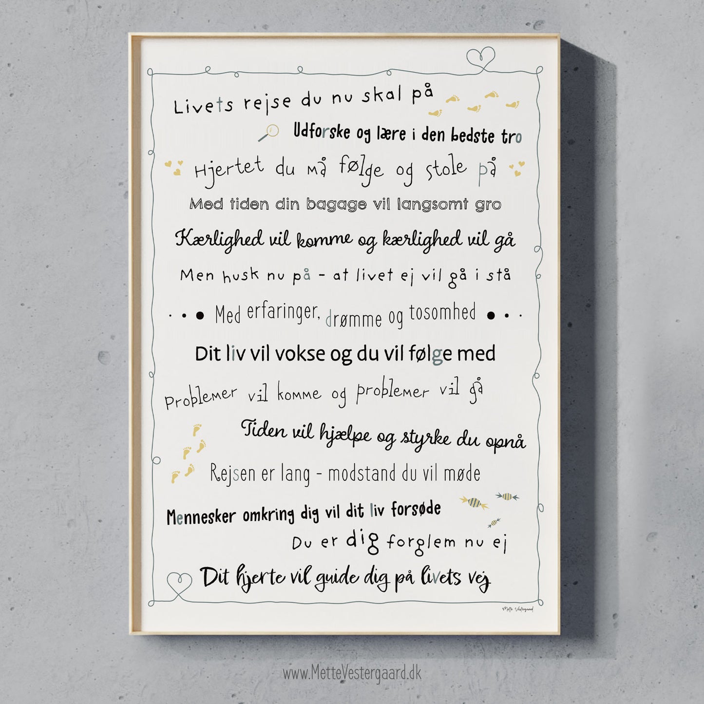 Illustration med dansk design og kærlig tekst, plakat til børneværelset i gråtoner, kunstplakat med hjerte og maleri-effekt.