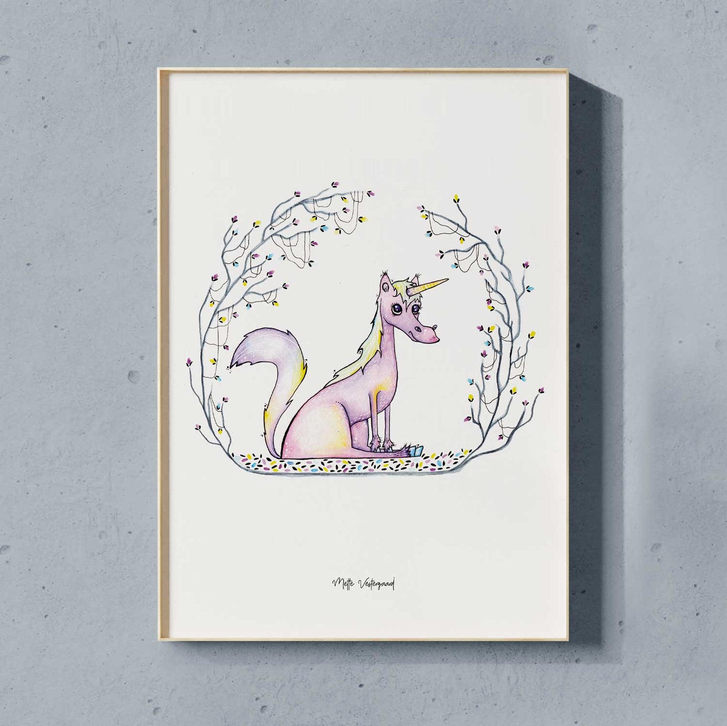 Illustration af en sød lyserød enhjørning der sidder ned, midt i en bunke blade og omringet af grene med farverige blomster.