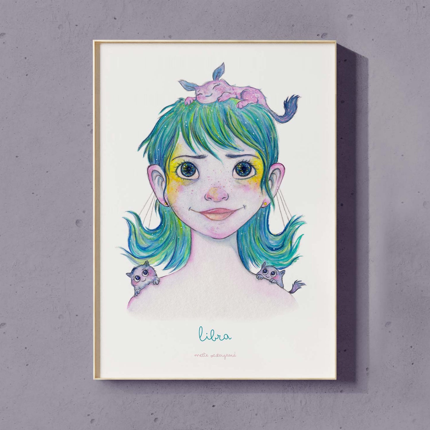 Farverig illustration af pige med grønne lokker og små dyr i håret, dansk design til plakater til børneværelset.