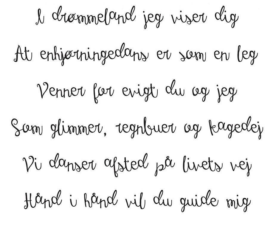 Nærbillede af teksten der lyder: I drømmeland jeg viser dig, at enhjørningedans er som en leg, venner for evigt du og jeg, som glimmer, regnbuer og kagedej. Vi danser afsted på livets vej, hånd i hånd vil du guide mig.