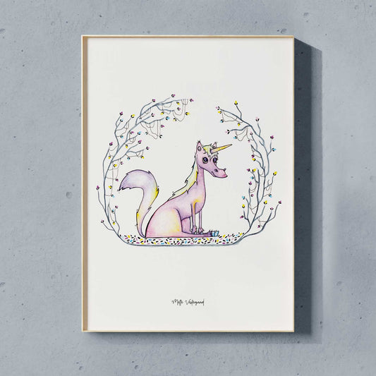 Illustration af en sød lyserød enhjørning der sidder ned, midt i en bunke blade og omringet af grene med farverige blomster.